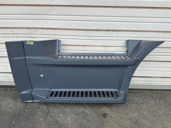 Freightliner Cascadia 116 Passenger Side RH Forward Fairing – 22‑73538‑001 / 002 – OEM Surplus