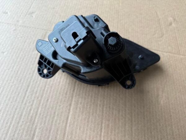 Freightliner Cascadia 2018+ Driver Side LH Fog Light – A66-14068-003 – OEM Surplus - Image 3