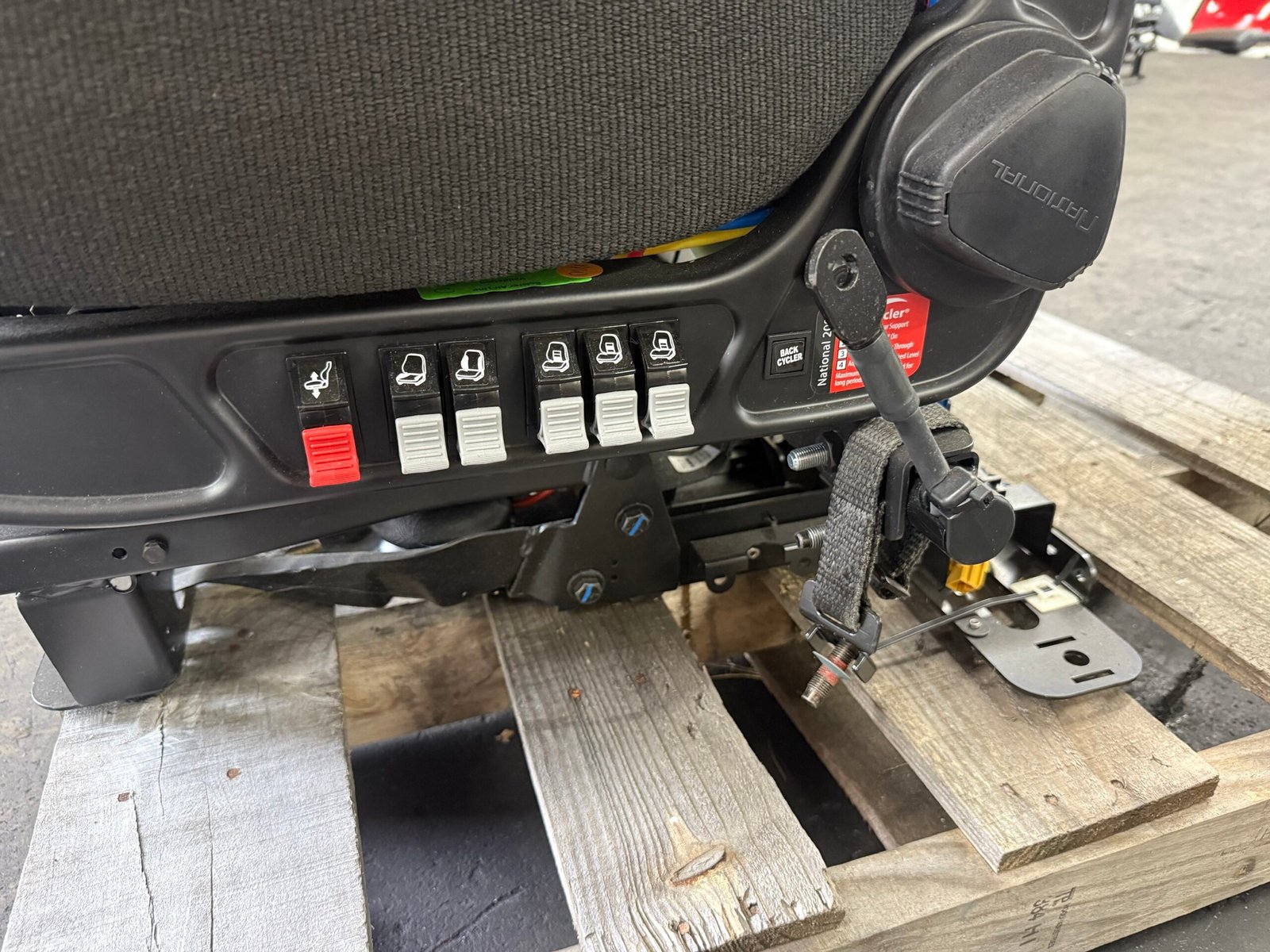 P3 Cascadia Rolltek SRS Air Ride Cloth Seat - Image 4