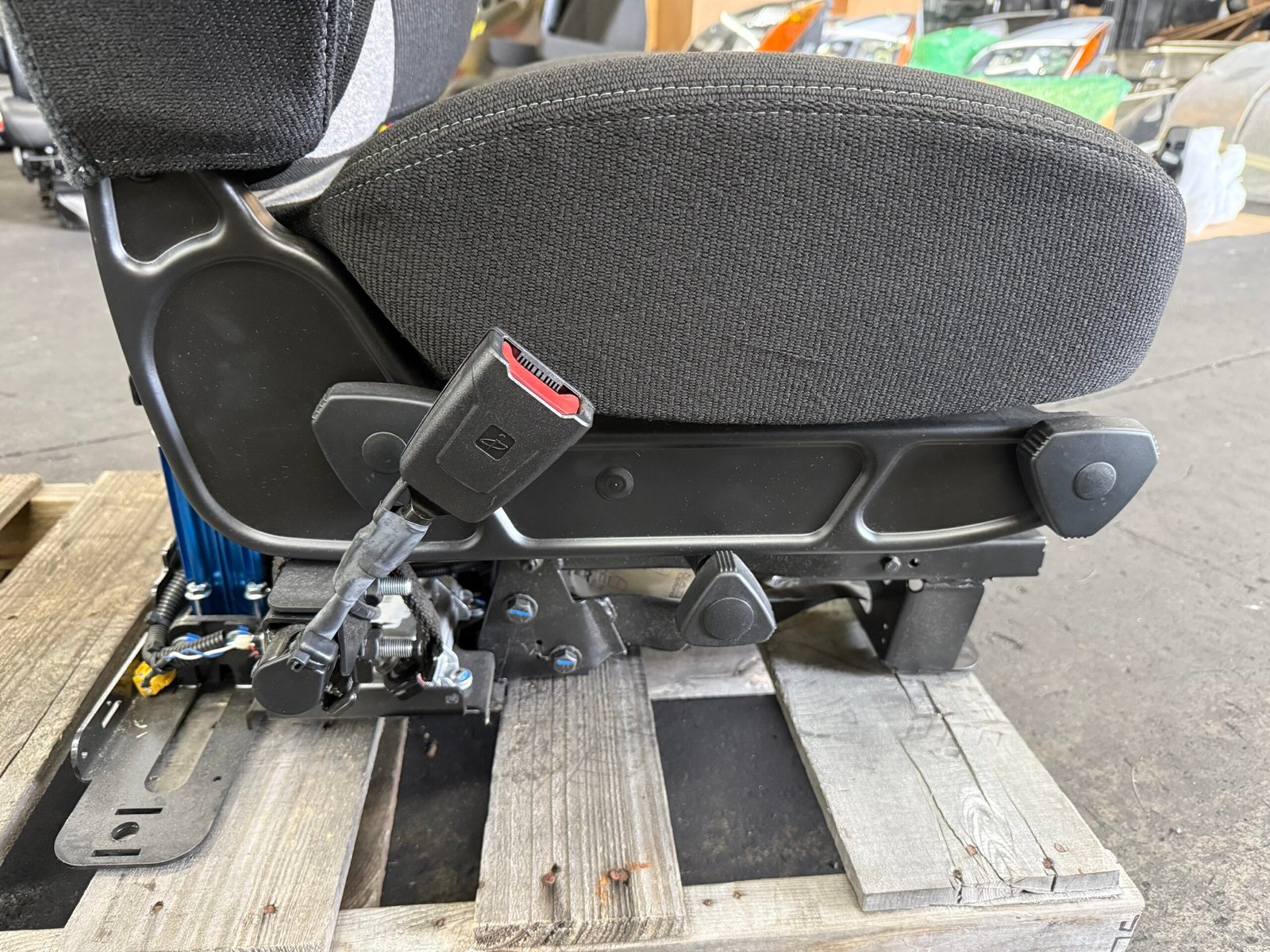 P3 Cascadia Rolltek SRS Air Ride Cloth Seat - Image 6